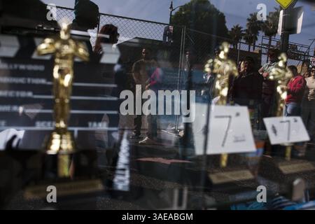 Februar 2012 - Hollywood, Kalifornien, USA S - 26. Februar 2012 - Hollywood, Kalifornien, USA - Szenen rund um das Kodak Theatre / Hollywood and Highland Theatre bevor die 84. Academy Awards, die Oscars, auf dem roten Teppich ankommen. (Bild: © Jerry Englehart Jr./ZUMAPRESS.com) Stockfoto