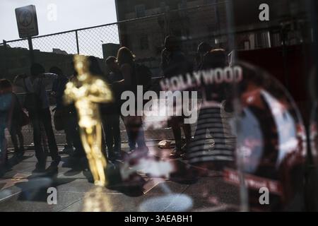 Februar 2012 - Hollywood, Kalifornien, USA S - 26. Februar 2012 - Hollywood, Kalifornien, USA - Szenen rund um das Kodak Theatre / Hollywood and Highland Theatre bevor die 84. Academy Awards, die Oscars, auf dem roten Teppich ankommen. (Bild: © Jerry Englehart Jr./ZUMAPRESS.com) Stockfoto