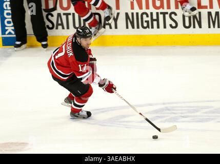 26. Februar 2012: Der linke Flügel der Devils IIya Kovalchuk (17) kontrolliert den Puck während der NHL-Aktion im Prudential Center in Newark, New Jersey, zwischen den New Jersey Devils und der Tampa Bay Lighting. (Bild: © Duncan Williams/Cal Sport Media/ZUMAPRESS.com) Stockfoto
