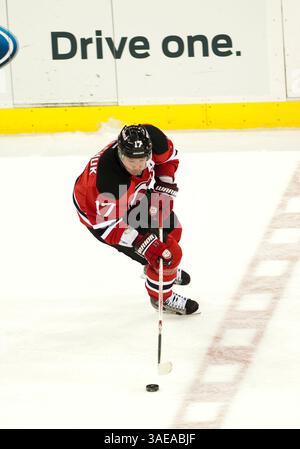 26. Februar 2012: Der linke Flügel der Devils IIya Kovalchuk (17) kontrolliert den Puck während der NHL-Aktion im Prudential Center in Newark, New Jersey, zwischen den New Jersey Devils und der Tampa Bay Lighting. (Bild: © Duncan Williams/Cal Sport Media/ZUMAPRESS.com) Stockfoto
