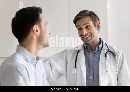 Positiver Kardiologe für Männer mittleren Alters, der den Patienten professionell betreut Stockfoto