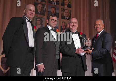 15. September 2011 - Houston, Texas, USA - NASA-Administrator CHARLES BOLDEN, rechts, überreicht die Medaille für nationale Sicherheit und internationale Angelegenheiten an MICHAEL DUNCAN, ehemaliger stellvertretender Chief Medical Officer im Johnson Space Center der NASA in Houston, Donnerstagabend bei der 2011 Samuel J. Heyman Service to America Medals, oder Sammies, Gala in Washington. Duncan wurde von J.D. POLK, ebenfalls Arzt, und CLINTON CRAGG links begleitet. (Bild: © Paul E. Alers/NASA/ZUMAPRESS.com) Stockfoto