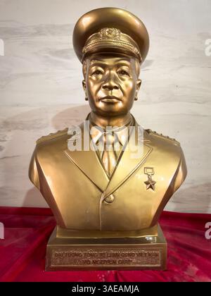 Eine große Messingbüste des berühmten vietnamesischen Armeegenerals Vo Nguyen Giap in seiner Militäruniform, Hanoi, Vietnam. Stockfoto