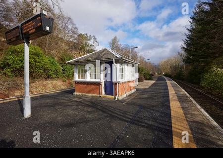 Arrochar, Argyll und Bute, Schottland, Großbritannien. Februar 2025. Mit Wartezimmer, Blick nach Nordosten vom Bahnsteig auf die Arrochar- und Tarbet-Eisenbahn Stockfoto