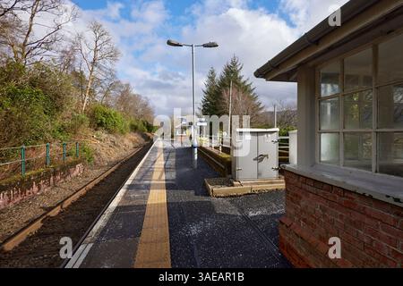 Arrochar, Argyll und Bute, Schottland, Großbritannien. Februar 2025. Mit Wartezimmer und Sitzplätzen, Blick nach Nordosten vom Bahnsteig auf Arrochar und Tarbe Stockfoto