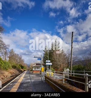 Arrochar, Argyll und Bute, Schottland, Großbritannien. Februar 2025. Mit Wartezimmer und Sitzplätzen, Blick nach Nordosten vom Bahnsteig auf Arrochar und Tarbe Stockfoto