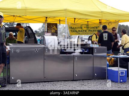 17. September 2011: Eine ernsthafte Bar-Be-que im Autzen Stadium vor dem NCAA Football-Spiel zwischen den Oregon Ducks und Southern Missouri im Autzen Stadium, Eugene OR (Credit Image: © Larry C. Lawson/Cal Sport Media/ZUMAPRESS.com) Stockfoto