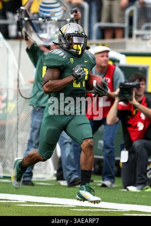 17. September 2011: LaMichael James erzielt im zweiten Quartal einen Touchdown während des NCAA Football-Spiels zwischen den Oregon Ducks und Southern Missouri im Autzen Stadium, Eugene OR (Credit Image: © Larry C. Lawson/Cal Sport Media/ZUMAPRESS.com) Stockfoto