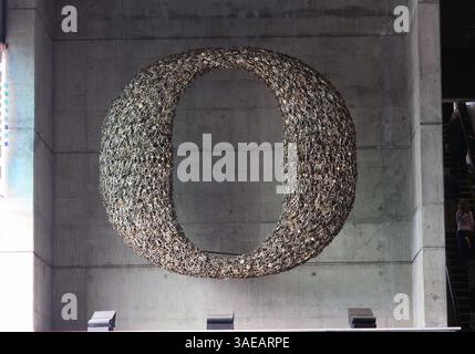 17. September 2011: Kunstwerk in Oregon, wo das „O“ aus kleinen Einzeltrophäen besteht, die sich im Autzen Stadium, Eugene OR befinden (Credit Image: © Larry C. Lawson/Cal Sport Media/ZUMAPRESS.com) Stockfoto