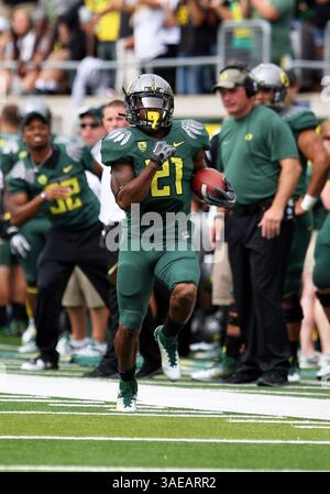 17. September 2011: LaMichael James erzielt im zweiten Quartal einen Touchdown während des NCAA Football-Spiels zwischen den Oregon Ducks und Southern Missouri im Autzen Stadium, Eugene OR (Credit Image: © Larry C. Lawson/Cal Sport Media/ZUMAPRESS.com) Stockfoto