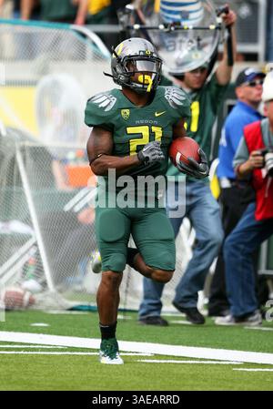 17. September 2011: LaMichael James erzielt im zweiten Quartal einen Touchdown während des NCAA Football-Spiels zwischen den Oregon Ducks und Southern Missouri im Autzen Stadium, Eugene OR (Credit Image: © Larry C. Lawson/Cal Sport Media/ZUMAPRESS.com) Stockfoto