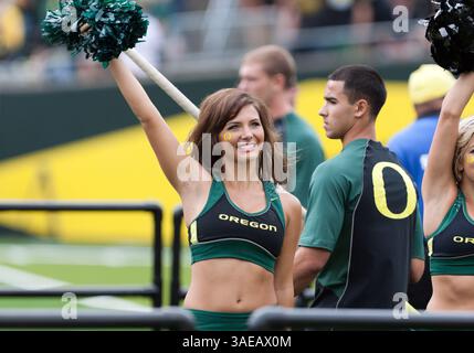 17. September 2011: Ein Cheerleader aus Oregon regt die Menge während des NCAA Football-Spiels zwischen den Oregon Ducks und Southern Missouri im Autzen Stadium, Eugene OR (Credit Image: © Larry C. Lawson/Cal Sport Media/ZUMAPRESS.com) an Stockfoto
