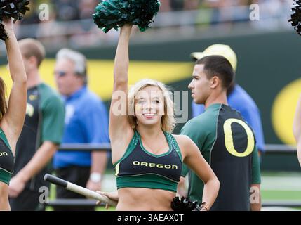 17. September 2011: Ein Cheerleader aus Oregon regt die Menge während des NCAA Football-Spiels zwischen den Oregon Ducks und Southern Missouri im Autzen Stadium, Eugene OR (Credit Image: © Larry C. Lawson/Cal Sport Media/ZUMAPRESS.com) an Stockfoto