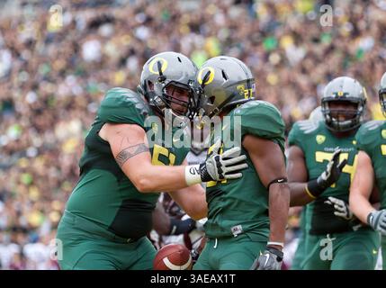 17. September 2011: Issac Ava #51 gratuliert LaMichael James #21 zu einem physischen Halt im Süden von Missouri während des NCAA Football Spiels zwischen den Oregon Ducks und Southern Missouri im Autzen Stadium, Eugene OR (Credit Image: © Larry C. Lawson/Cal Sport Media/ZUMAPRESS.com) Stockfoto