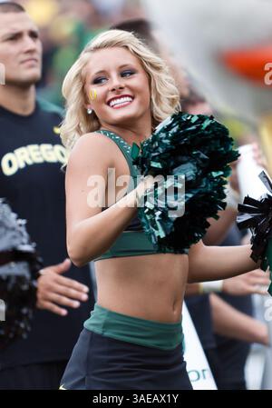 17. September 2011: Ein Cheerleader aus Oregon regt die Menge während des NCAA Football-Spiels zwischen den Oregon Ducks und Southern Missouri im Autzen Stadium, Eugene OR (Credit Image: © Larry C. Lawson/Cal Sport Media/ZUMAPRESS.com) an Stockfoto