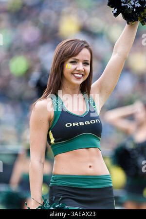 17. September 2011: Ein Cheerleader aus Oregon regt die Menge während des NCAA Football-Spiels zwischen den Oregon Ducks und Southern Missouri im Autzen Stadium, Eugene OR (Credit Image: © Larry C. Lawson/Cal Sport Media/ZUMAPRESS.com) an Stockfoto