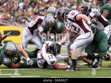 17. September 2011: Der südliche Missouri erstickt LaMichael James beim NCAA Football-Spiel zwischen den Oregon Ducks und Southern Missouri im Autzen Stadium, Eugene OR (Credit Image: © Larry C. Lawson/Cal Sport Media/ZUMAPRESS.com) Stockfoto