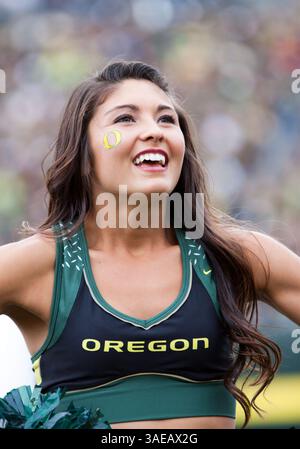 17. September 2011: Ein Cheerleader aus Oregon regt die Menge während des NCAA Football-Spiels zwischen den Oregon Ducks und Southern Missouri im Autzen Stadium, Eugene OR (Credit Image: © Larry C. Lawson/Cal Sport Media/ZUMAPRESS.com) an Stockfoto