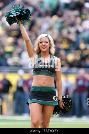 17. September 2011: Ein Cheerleader aus Oregon regt die Menge während des NCAA Football-Spiels zwischen den Oregon Ducks und Southern Missouri im Autzen Stadium, Eugene OR (Credit Image: © Larry C. Lawson/Cal Sport Media/ZUMAPRESS.com) an Stockfoto