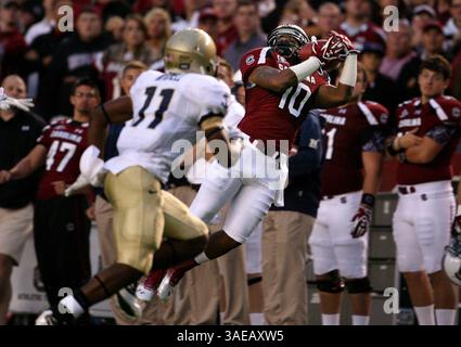 17. September 2011 - Columbia, SC, USA - South Carolina Wide Receiver Nick Jones (10) macht am Samstag, 17. September 2011, im Williams-Brice Stadium in Columbia, South Carolina einen Fang im zweiten Quartal gegen die Navy. South Carolina überlebte 24-21. (Kreditbild: © Gerry Melendez/The State/MCT/ZUMAPRESS.com) Stockfoto