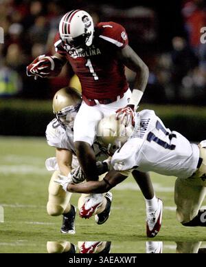 17. September 2011 – Columbia, SC, USA – South Carolina Wide Receiver Alshon Jeffery (1) wird am Samstag, den 17. September 2011, von den Navy-Verteidigern Jarred Shannon (10) und Kwesi Mitchell (11) nach einem Gewinn im Williams-Brice Stadium in Columbia, South Carolina, abgezogen. (Kreditbild: © Tracy Glantz/The State/MCT/ZUMAPRESS.com) Stockfoto