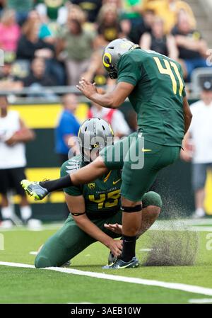 17. September 2011: Alejandro Maldonado #41 in Aktion während des NCAA Football-Spiels zwischen den Oregon Ducks und Southern Missouri im Autzen Stadium, Eugene OR (Credit Image: © Larry C. Lawson/Cal Sport Media/ZUMAPRESS.com) Stockfoto
