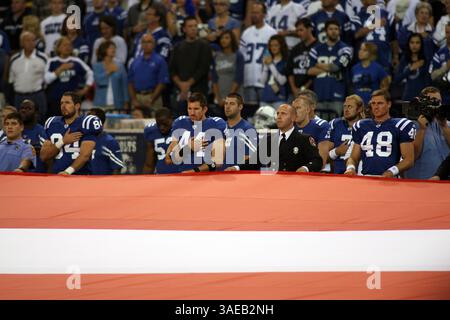 18. September 2011: Indianapolis Colts Tight End Jacob Tamme (84), Indianapolis Colts Tight End Dallas Clark (44) und Indianapolis Colts Long Snapper Justin Snow (48) halten die Flagge während eines NFL-Spiels zwischen den Cleveland Browns und den Indianapolis Colts im Lucas Oil Stadium in Indianapolis. (Bild: © Pat Lovell/Cal Sport Media/ZUMAPRESS.com) Stockfoto