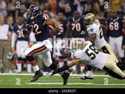 18. September 2011 – New Orleans, LA, USA – Matt Forte von Chicago Bears entzieht sich Scott Shanle der New Orleans Saints im 1. Quartal. Die New Orleans Saints besiegten die Chicago Bears (30–13) im Superdome in New Orleans, Louisiana, am Sonntag, den 18. September 2011. (Bild: © Scott Strazzante/Chicago Tribune/MCT/ZUMAPRESS.com) Stockfoto
