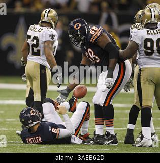 18. September 2011 – New Orleans, LA, USA – Chicago Bears Tackle Frank Omiyale (68) hilft Jay Cutler, nachdem er im vierten Quartal entlassen wurde. Die New Orleans Saints besiegten die Chicago Bears (30–13) im Superdome in New Orleans, Louisiana, am Sonntag, den 18. September 2011. (Bild: © Brian Cassella/Chicago Tribune/MCT/ZUMAPRESS.com) Stockfoto