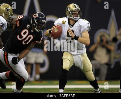 18. September 2011 – New Orleans, LA, USA – die Drew Brees der New Orleans Saints sieht aus, als Julius Peppers von Chicago Bears im 4. Quartal Druck ausübt. Die New Orleans Saints besiegten die Chicago Bears (30–13) im Superdome in New Orleans, Louisiana, am Sonntag, den 18. September 2011. (Bild: © Scott Strazzante/Chicago Tribune/MCT/ZUMAPRESS.com) Stockfoto