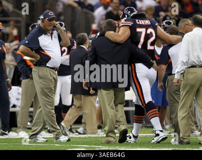 18. September 2011 – New Orleans, LA, USA – Mike Tice von Chicago Bears reagiert, als Gabe Carimi nach einer Verletzung im 2. Quartal vom Feld verdrängt wird. Die New Orleans Saints besiegten die Chicago Bears (30–13) im Superdome in New Orleans, Louisiana, am Sonntag, den 18. September 2011. (Bild: © Scott Strazzante/Chicago Tribune/MCT/ZUMAPRESS.com) Stockfoto