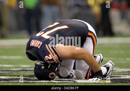 18. September 2011 - New Orleans, LA, USA - Bears' Gabe Carimi wird im 2. Quartal der NFL-Aktion gegen die Heiligen verletzt. Die New Orleans Saints besiegten die Chicago Bears (30–13) im Superdome in New Orleans, Louisiana, am Sonntag, den 18. September 2011. (Bild: © Scott Strazzante/Chicago Tribune/MCT/ZUMAPRESS.com) Stockfoto