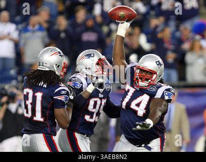 18. September 2011: New England Patriots Defensive Tackle Kyle Love (74) feiert nach einem wichtigen Fumble Recovery mit Sergio Brown (31) und New England Patriots Defensive End Mark Anderson (95) während des NFL-Spiels zwischen den San Diego Chargers und New England Patriots im Gillette Stadium in Foxborough, Massachusetts. New England besiegte San Diego 35-21. (Bild: © Anthony Nesmith/Cal Sport Media/ZUMAPRESS.com) Stockfoto