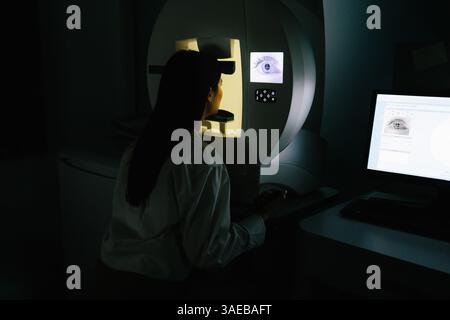 Glaukomfrüherkennung durch Perimetrie-Testung an einer ophthalmologischen Klinik. Perimetrie-Gesichtsfeldtest hilft bei der Erkennung eines frühen Glaukoms durch Beurteilung der Co Stockfoto