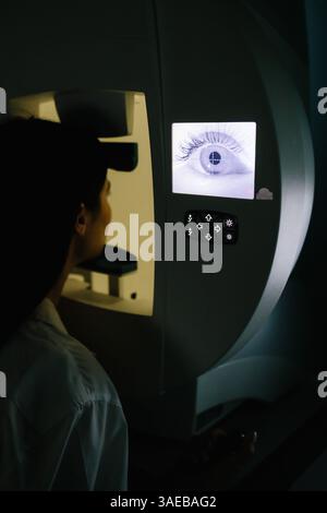 Perimetrie-Gesichtsfeldtest hilft bei der Erkennung eines frühen Glaukoms durch Beurteilung des kompletten Sehvermögens, einschließlich des peripheren Sehvermögens. Glaukomfrühdetektion durch Stockfoto