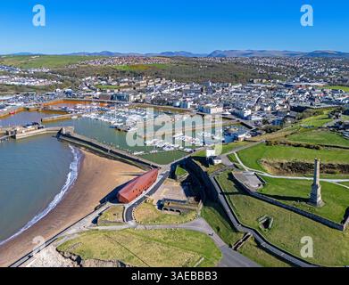 Frühlingsbild von Whitehaven, Cumbria, Großbritannien. Luftbild von Whitehaven Marina und Candlestick Chimney. April 2025 Stockfoto