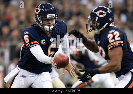 18. September 2011: Chicago Bears Quarterback Jay Cutler #6 übergibt den Ball an Chicago Bears Running Back Matt Forte #22 während des NFL Football Spiels zwischen den Chicago Bears und den New Orleans Saints im Louisiana Superdome in New Orleans, LA. (Bild: © Jonathan Bachman/Cal Sport Media/ZUMAPRESS.com) Stockfoto