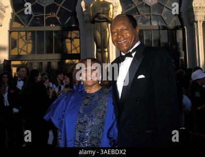 März 1989; Los Angeles, CA, USA; der ehemalige Bürgermeister von L.A. TOM BRADLEY hat sich hier mit seiner Frau ETHEL vorgestellt. Bradley war von 1973 bis 1993 Bürgermeister, eine Ära, in der Los Angeles von einer Ansammlung von Vorstadtvierteln zu einer „Weltklasse-Stadt“ wurde. Während der Bradley-Jahre überwand Los Angeles Chicago und wurde die zweitgrößte Stadt der Vereinigten Staaten. (Bild: Laura Luongo/ZUMAPRESS.com) Stockfoto