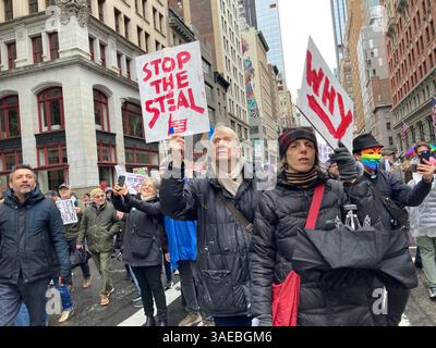 Tausende Demonstranten marschieren am Samstag, den 5. April 2025, die Fifth Avenue in New York hinunter, um gegen die Aushöhlung der Regierungsdienste durch Präsident Trump und DOGE zu protestieren. Der marsch und Protest mit dem Titel „Hand’s Off“ war einer von über 1400 in allen 50 staaten, an denen Millionen von Menschen beteiligt waren, die von einer Koalition von Gruppen organisiert wurden. (© Frances M. Roberts) Stockfoto