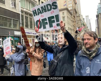 Tausende Demonstranten marschieren am Samstag, den 5. April 2025, die Fifth Avenue in New York hinunter, um gegen die Aushöhlung der Regierungsdienste durch Präsident Trump und DOGE zu protestieren. Der marsch und Protest mit dem Titel „Hand’s Off“ war einer von über 1400 in allen 50 staaten, an denen Millionen von Menschen beteiligt waren, die von einer Koalition von Gruppen organisiert wurden. (© Frances M. Roberts) Stockfoto