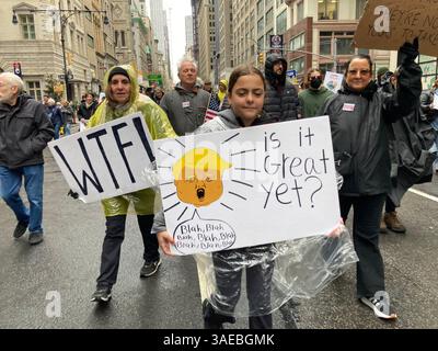 Tausende Demonstranten marschieren am Samstag, den 5. April 2025, die Fifth Avenue in New York hinunter, um gegen die Aushöhlung der Regierungsdienste durch Präsident Trump und DOGE zu protestieren. Der marsch und Protest mit dem Titel „Hand’s Off“ war einer von über 1400 in allen 50 staaten, an denen Millionen von Menschen beteiligt waren, die von einer Koalition von Gruppen organisiert wurden. (© Frances M. Roberts) Stockfoto