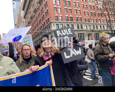 Tausende Demonstranten marschieren am Samstag, den 5. April 2025, die Fifth Avenue in New York hinunter, um gegen die Aushöhlung der Regierungsdienste durch Präsident Trump und DOGE zu protestieren. Der marsch und Protest mit dem Titel „Hand’s Off“ war einer von über 1400 in allen 50 staaten, an denen Millionen von Menschen beteiligt waren, die von einer Koalition von Gruppen organisiert wurden. (© Frances M. Roberts) Stockfoto