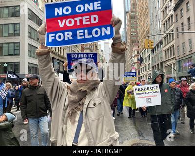 Tausende Demonstranten marschieren am Samstag, den 5. April 2025, die Fifth Avenue in New York hinunter, um gegen die Aushöhlung der Regierungsdienste durch Präsident Trump und DOGE zu protestieren. Der marsch und Protest mit dem Titel „Hand’s Off“ war einer von über 1400 in allen 50 staaten, an denen Millionen von Menschen beteiligt waren, die von einer Koalition von Gruppen organisiert wurden. (© Frances M. Roberts) Stockfoto