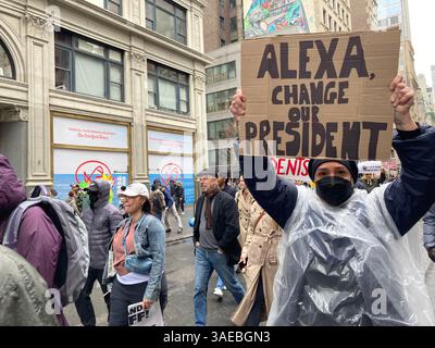 Tausende Demonstranten marschieren am Samstag, den 5. April 2025, die Fifth Avenue in New York hinunter, um gegen die Aushöhlung der Regierungsdienste durch Präsident Trump und DOGE zu protestieren. Der marsch und Protest mit dem Titel „Hand’s Off“ war einer von über 1400 in allen 50 staaten, an denen Millionen von Menschen beteiligt waren, die von einer Koalition von Gruppen organisiert wurden. (© Frances M. Roberts) Stockfoto