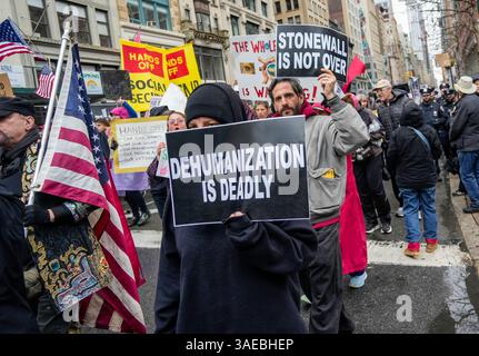 Tausende Demonstranten marschieren am Samstag, den 5. April 2025, die Fifth Avenue in New York hinunter, um gegen die Aushöhlung der Regierungsdienste durch Präsident Trump und DOGE zu protestieren. Der marsch und Protest mit dem Titel „Hand’s Off“ war einer von über 1400 in allen 50 staaten, an denen Millionen von Menschen beteiligt waren, die von einer Koalition von Gruppen organisiert wurden. (© Richard B. Levine) Stockfoto