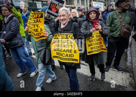Tausende Demonstranten marschieren am Samstag, den 5. April 2025, die Fifth Avenue in New York hinunter, um gegen die Aushöhlung der Regierungsdienste durch Präsident Trump und DOGE zu protestieren. Der marsch und Protest mit dem Titel „Hand’s Off“ war einer von über 1400 in allen 50 staaten, an denen Millionen von Menschen beteiligt waren, die von einer Koalition von Gruppen organisiert wurden. (© Richard B. Levine) Stockfoto