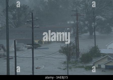 August 2005; New Orleans, LA, USA; Häuser in der St. Bernard Parish of New Orleans überschwemmen unter den Windgeschwindigkeiten von 145 km/h und dem treibenden Regen des Hurrikans Katrina in New Orleans am frühen Morgen des 29. August 2005. Nach Angaben der Bewohner stieg das Hochwasser innerhalb von zwei Stunden auf die Dachniveaus an. (Bild: Edward Linsmier/ZUMAPRESS.com) Stockfoto