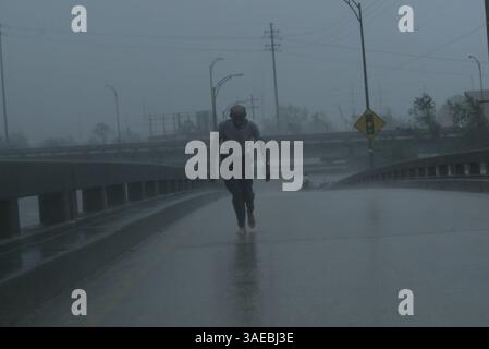 August 2005; New Orleans, LA, USA; OTIS BROWN, 67, hat Schwierigkeiten, eine Ausfahrt auf der interstate 610 in der St. Bernard Parish of New Orleans hinaufzufinden, nachdem Hurrikan Katrina mit seinen 145 km/h Winden und Regenfällen in zwei Stunden Hochwasser auf das Dach gebracht hat. (Bild: Edward Linsmier/ZUMAPRESS.com) Stockfoto