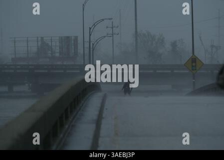 August 2005; New Orleans, LA, USA; OTIS BROWN, 67, hat Schwierigkeiten, eine Ausfahrt auf der interstate 610 in der St. Bernard Parish of New Orleans hinaufzufinden, nachdem Hurrikan Katrina mit seinen 145 km/h Winden und Regenfällen in zwei Stunden Hochwasser auf das Dach gebracht hat. (Bild: Edward Linsmier/ZUMAPRESS.com) Stockfoto