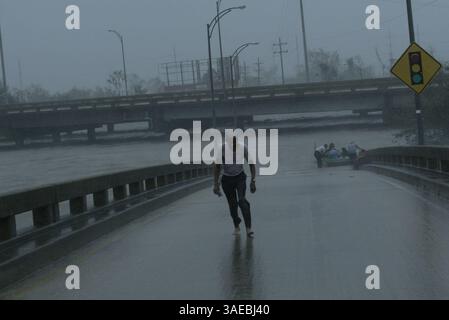 August 2005; New Orleans, LA, USA; OTIS BROWN, 67, hat Schwierigkeiten, eine Ausfahrt auf der interstate 610 in der St. Bernard Parish of New Orleans hinaufzufinden, nachdem Hurrikan Katrina mit seinen 145 km/h Winden und Regenfällen in zwei Stunden Hochwasser auf das Dach gebracht hat. (Bild: Edward Linsmier/ZUMAPRESS.com) Stockfoto